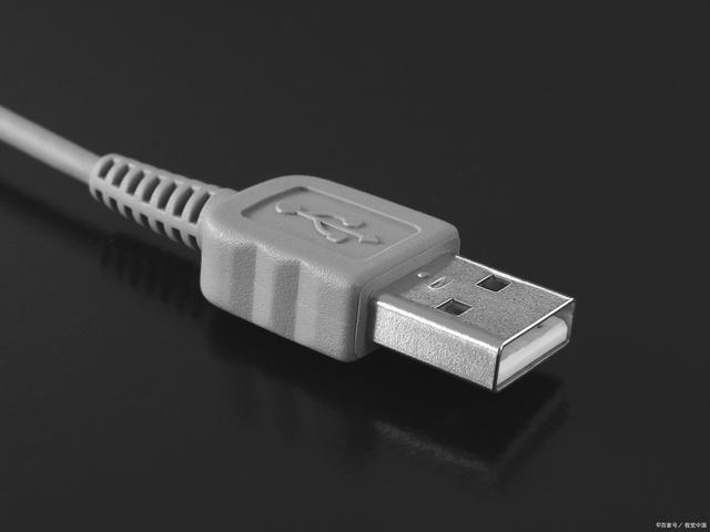 便携办公新选择 thinkplus联想 Type C 转 VGA + 3 USB 扩展坞体验评测